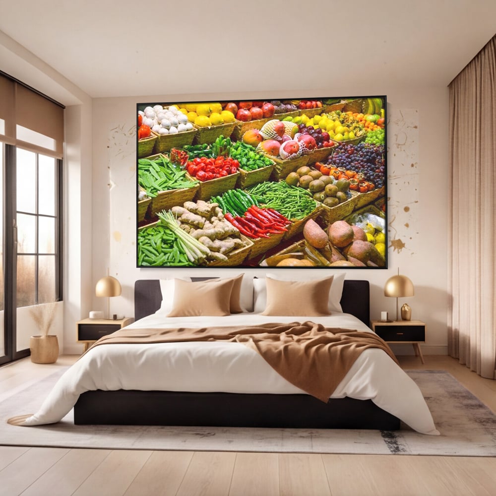 Tablou canvas cu tablou canvas cu legume si fructe proaspete, in rama de aluminiu negru, pe perete intr-un dormitor